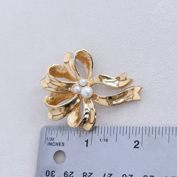 Vintage Bow Ribbon Brooch Gold Tone Faux Pearl Accents Festive Pin Polished - Picture 5 of 5